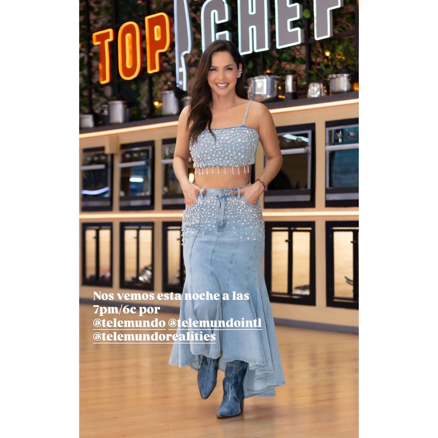 Set Crop Top y Falda en Denim con Apliques en Rhinestones