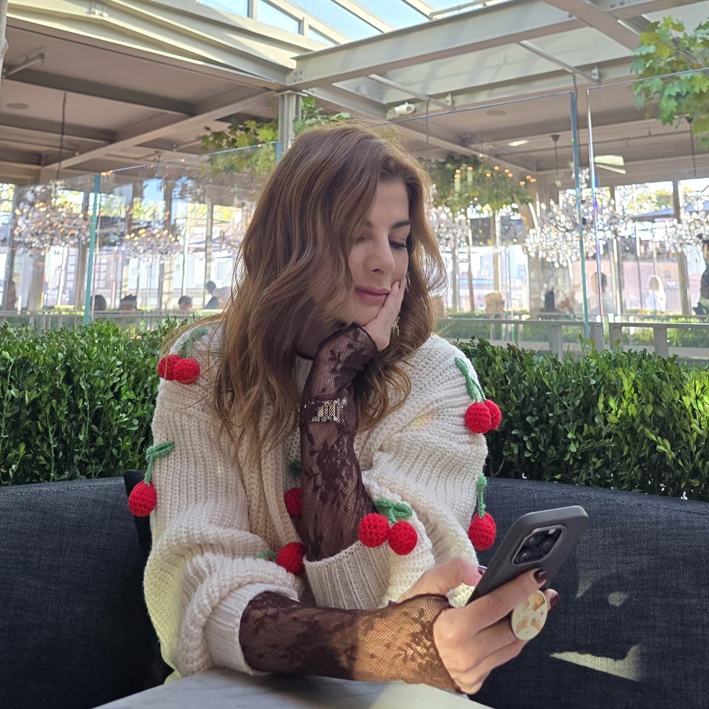 Sweater con Apliques cerezas