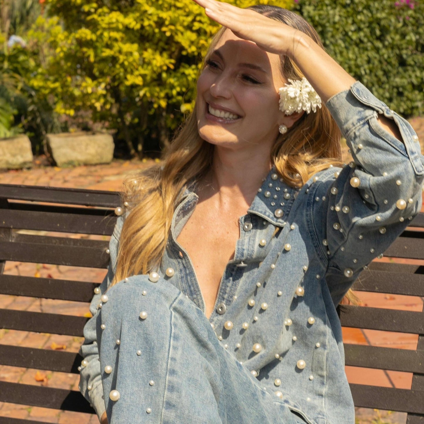Camisa En Denim con Apliques de Perlas
