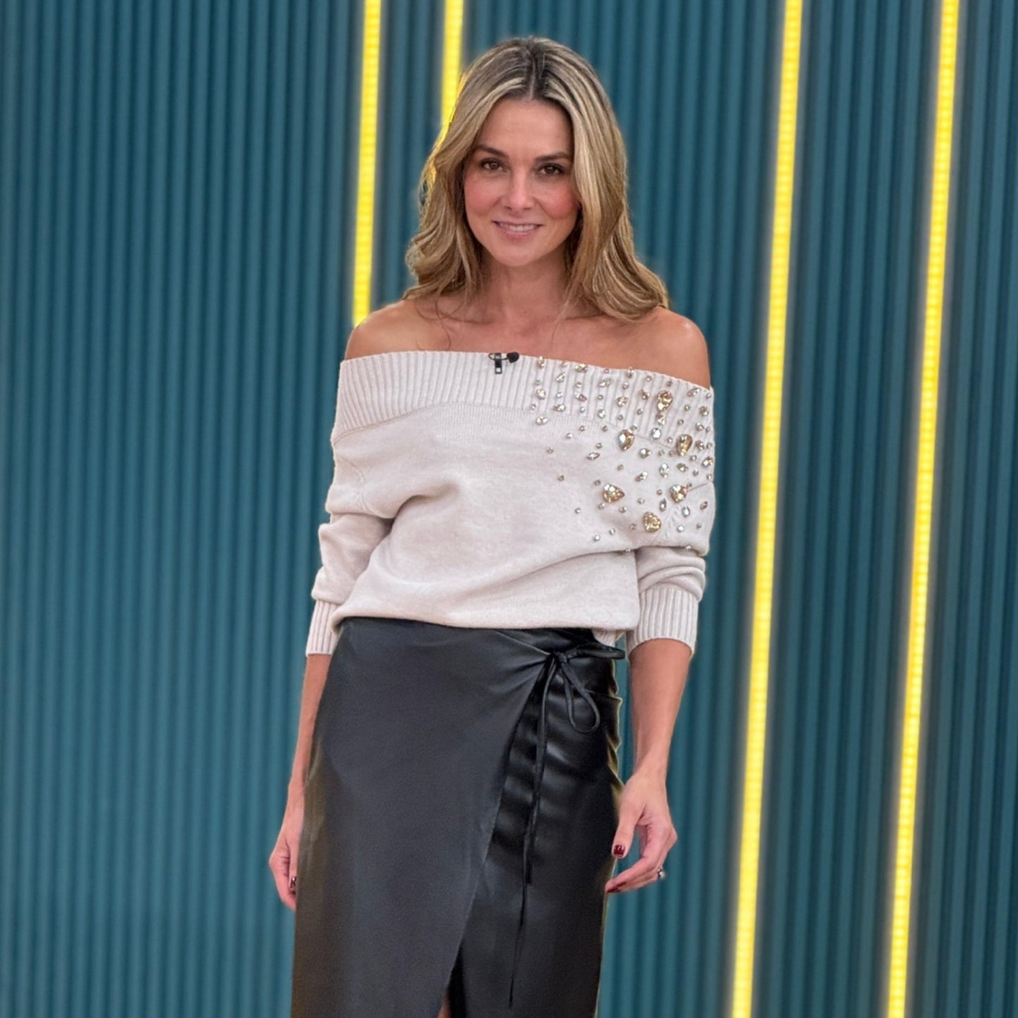 Sweater Tejido Cuello Barco con Apliques en Rhinestones