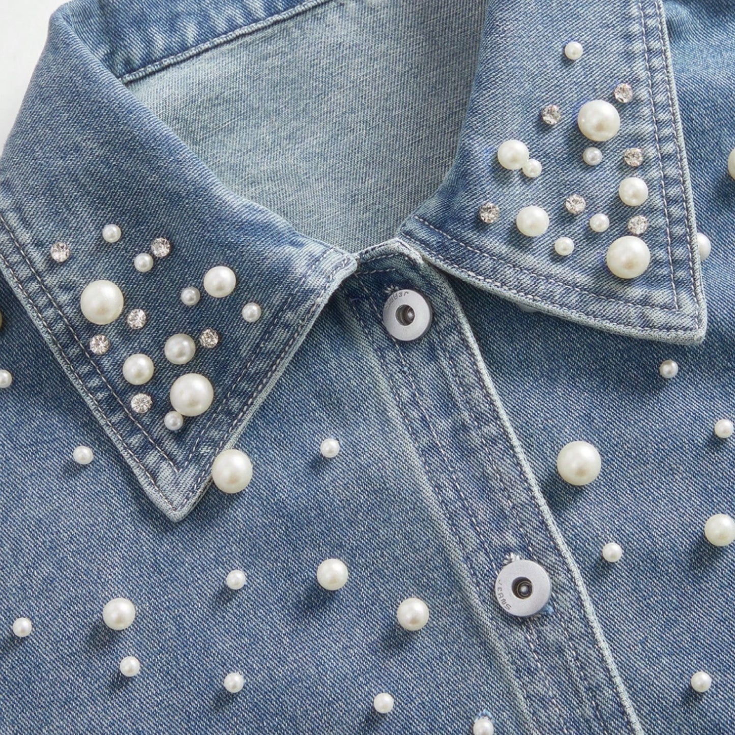 Camisa En Denim con Apliques de Perlas
