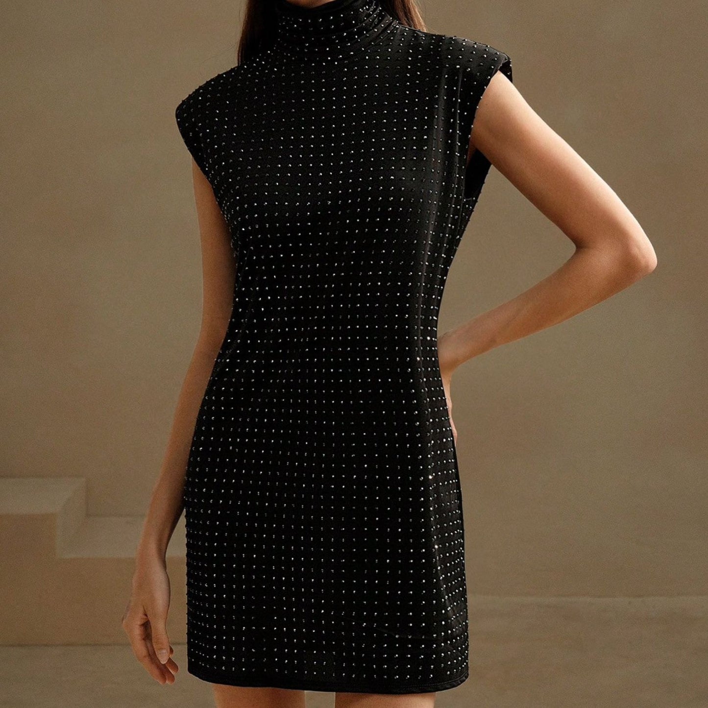 Vestido Cuello Alto con Rhinestones