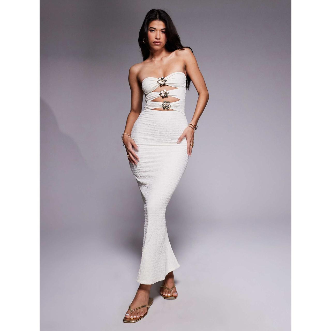 Vestido Strapless con Apliques Dorados en Flores