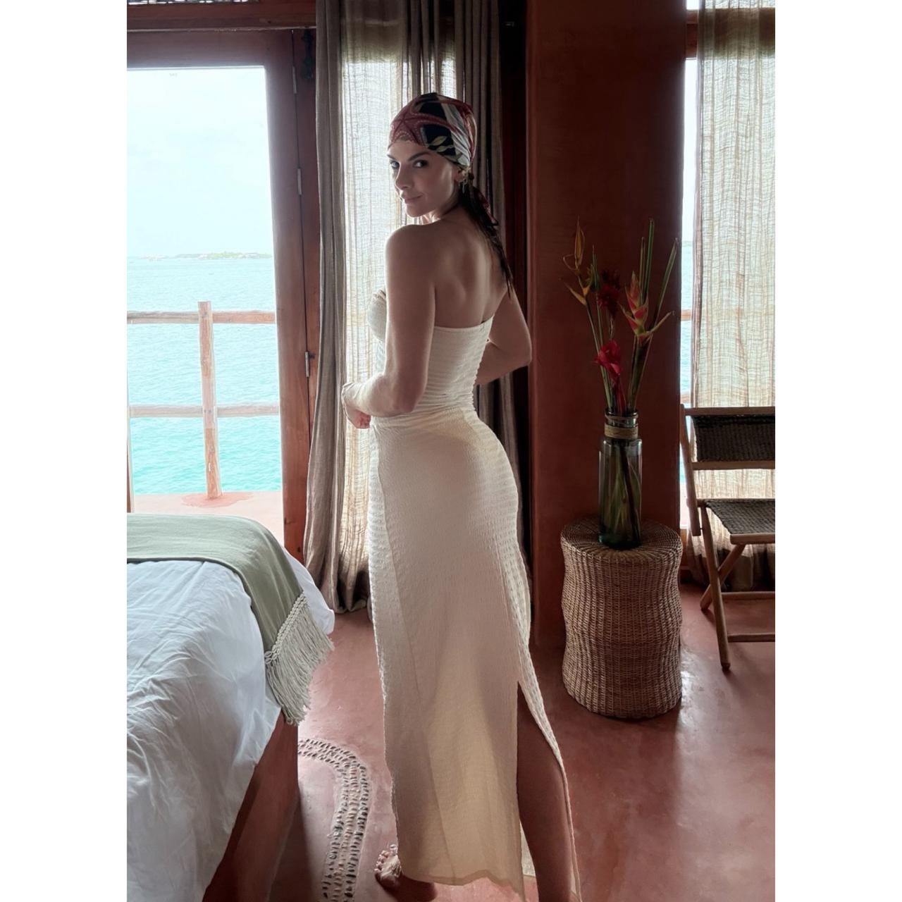 Vestido Strapless con Apliques Dorados en Flores