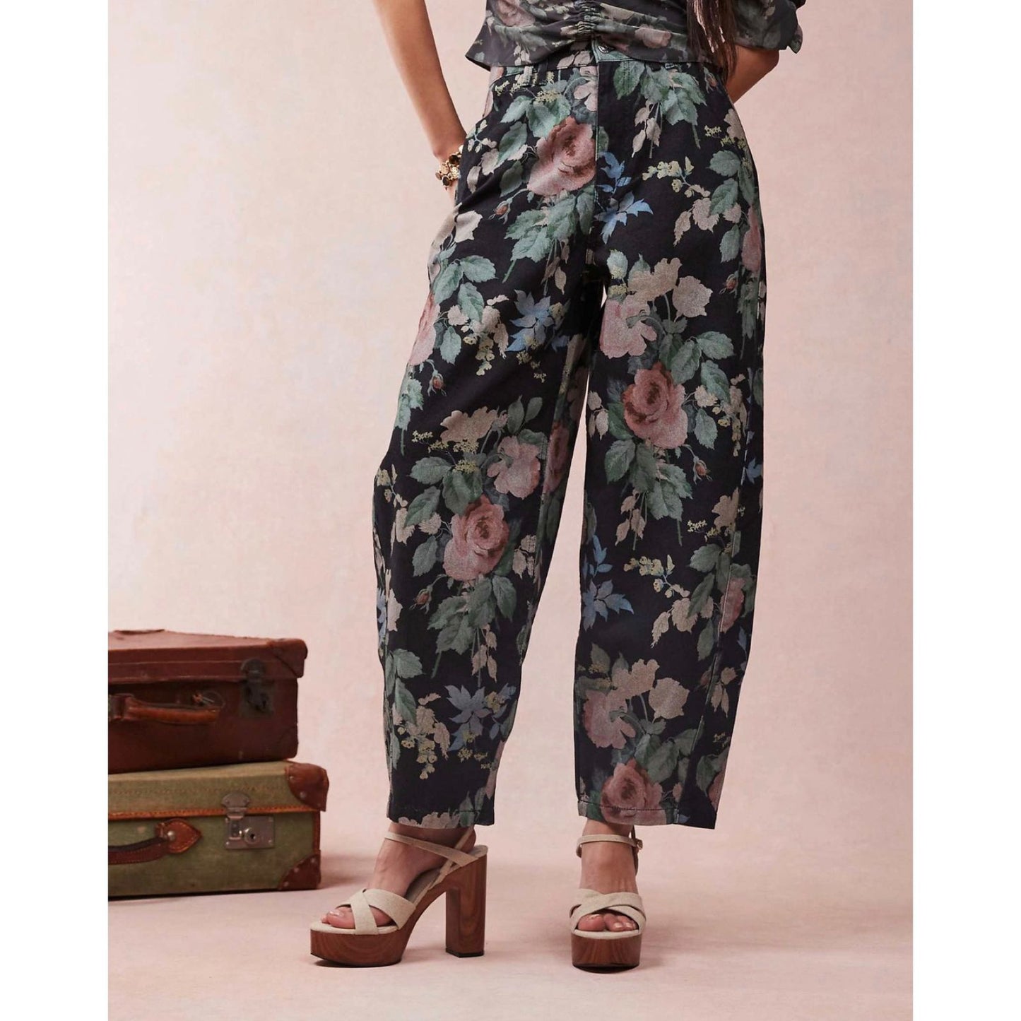 Jean Barrel con Estampado Floral