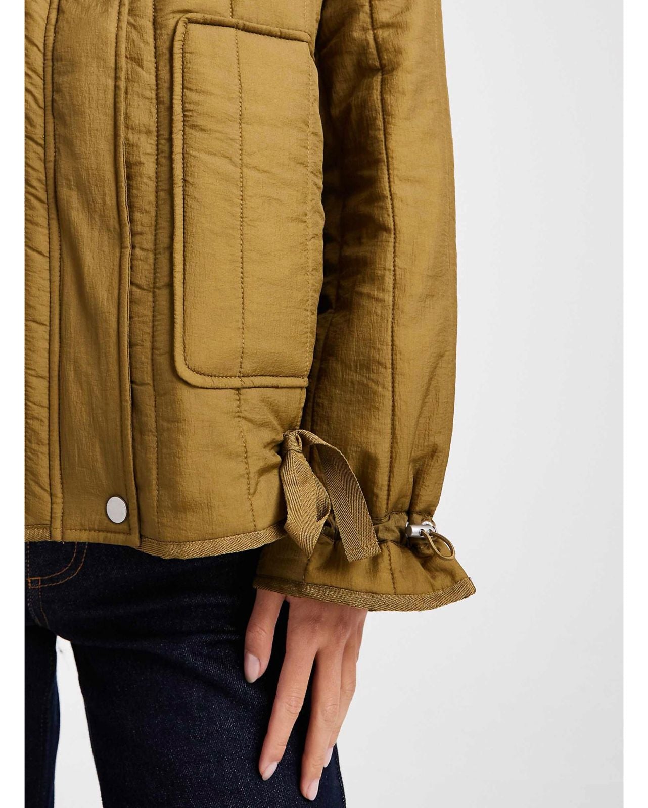 Chaqueta de Cuello Alto con Detalles