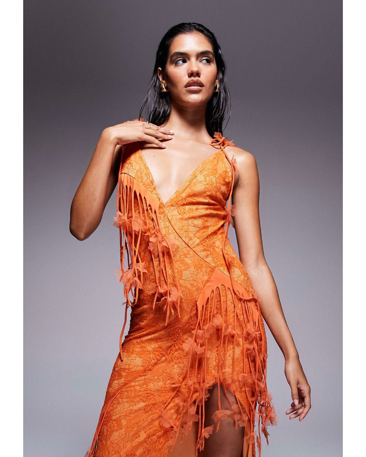 Maxi Vestido con Encaje Floral y Flecos Vm