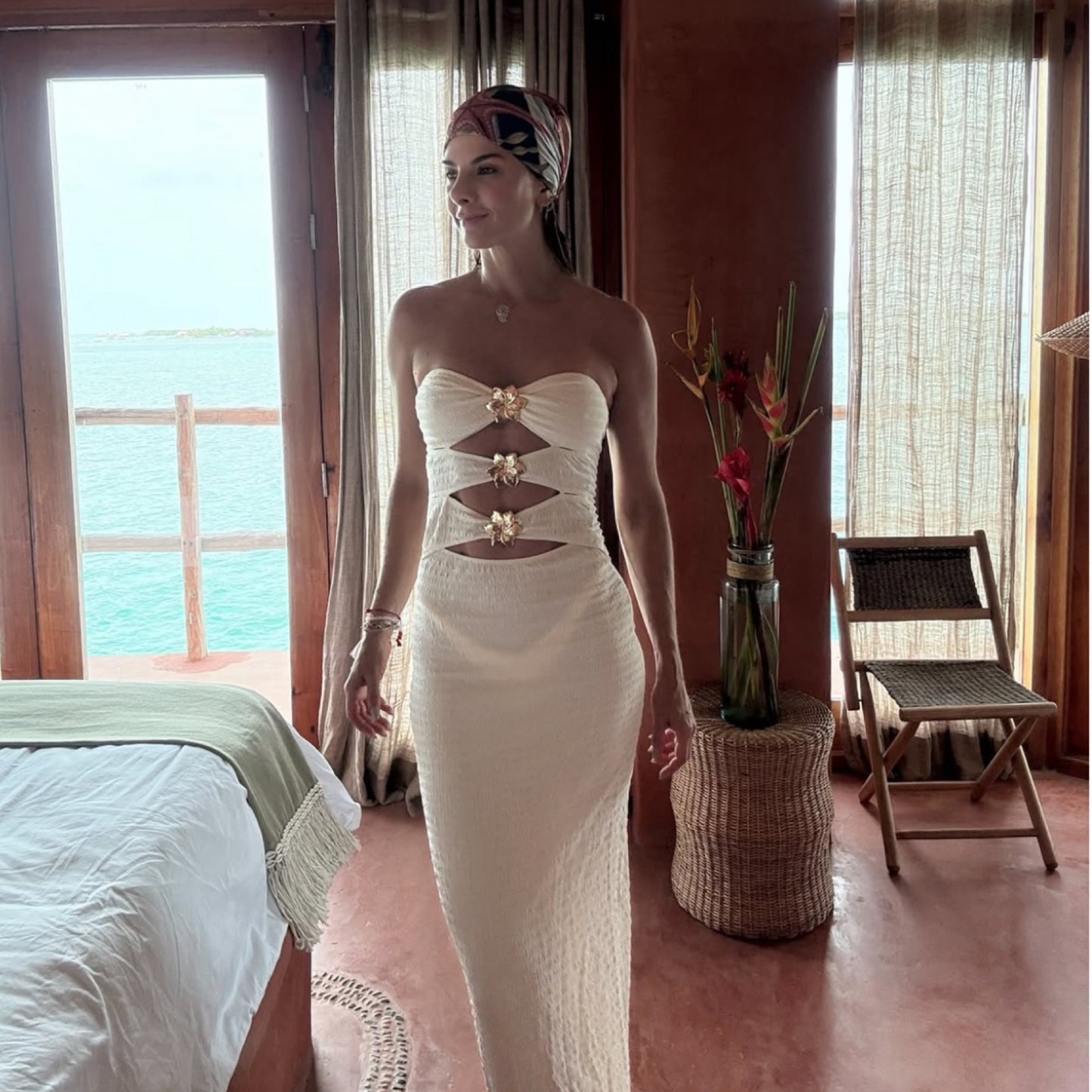 Vestido Strapless con Apliques Dorados en Flores