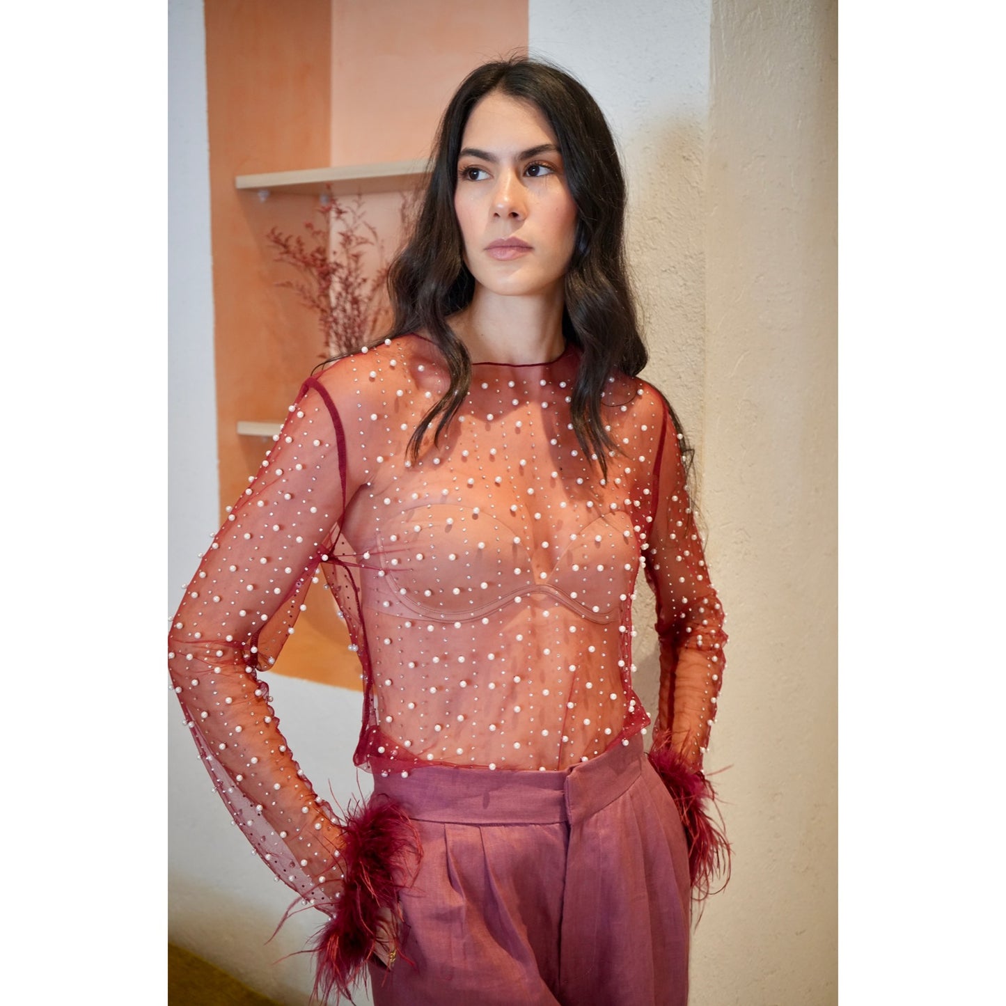 Top Malla con Apliques de Perlas y Plumas en las Mangas
