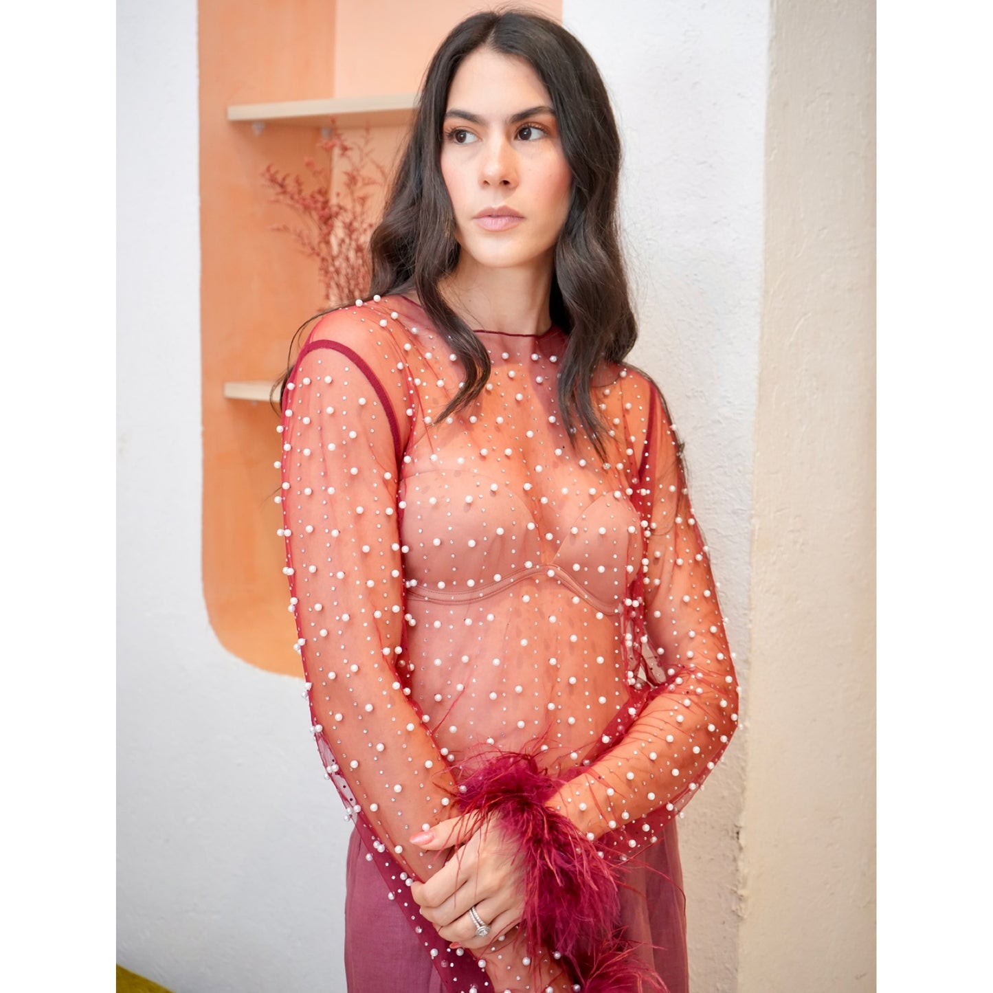Top Malla con Apliques de Perlas y Plumas en las Mangas
