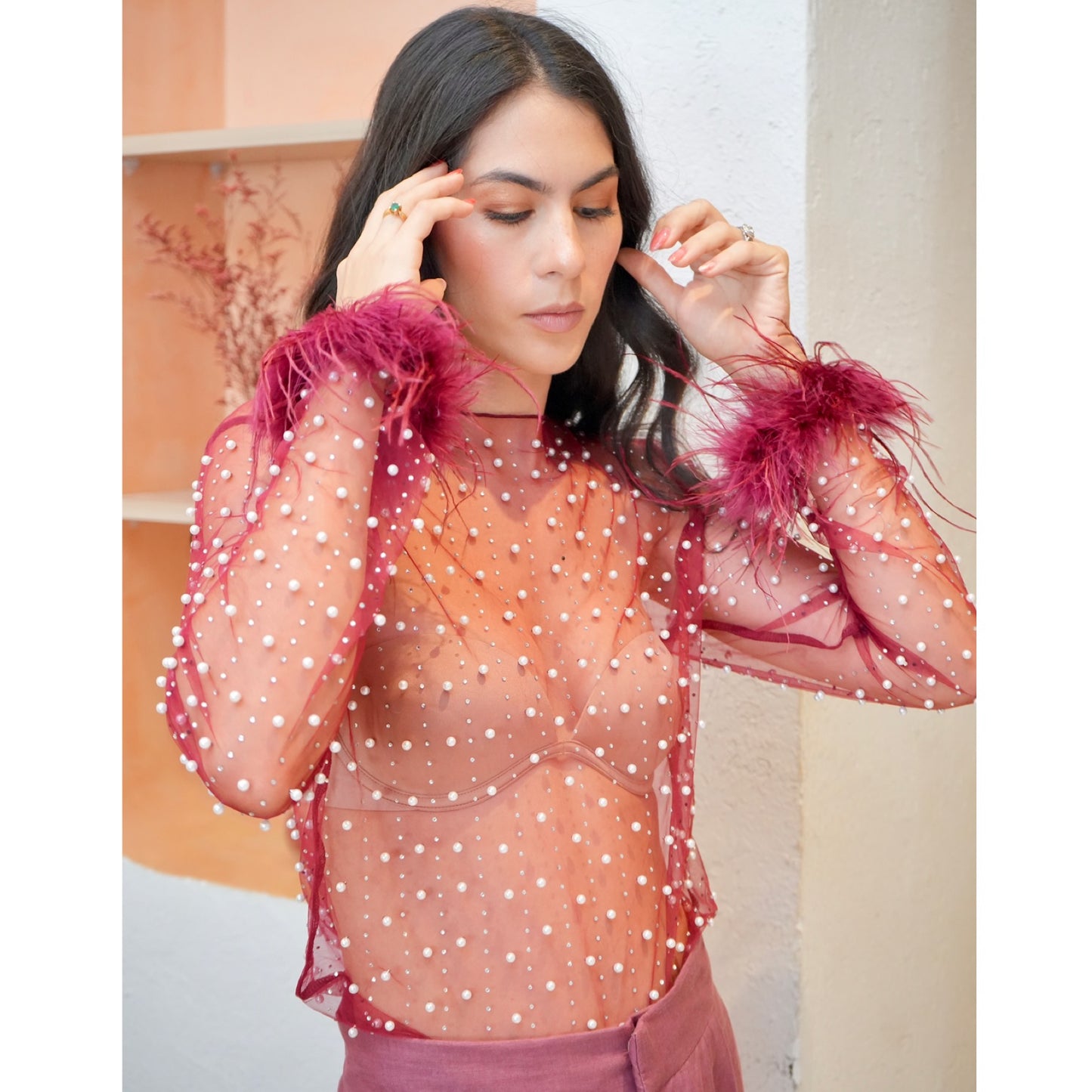 Top Malla con Apliques de Perlas y Plumas en las Mangas