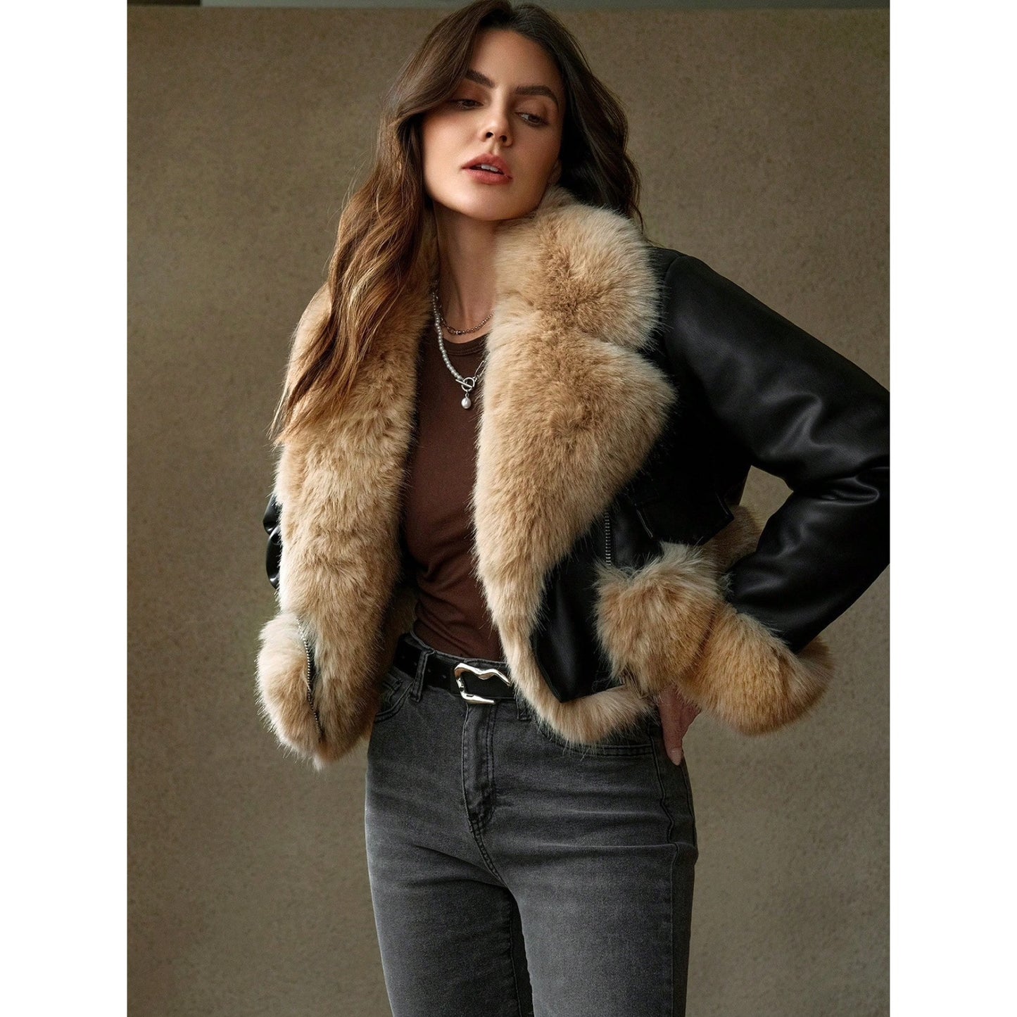 Chaqueta Cropped de Cuero con Detalles en Pelo