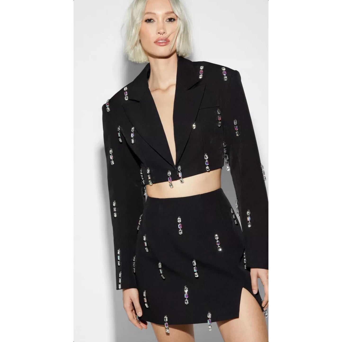 Set Blazer y Falda con Apliques en Piedras