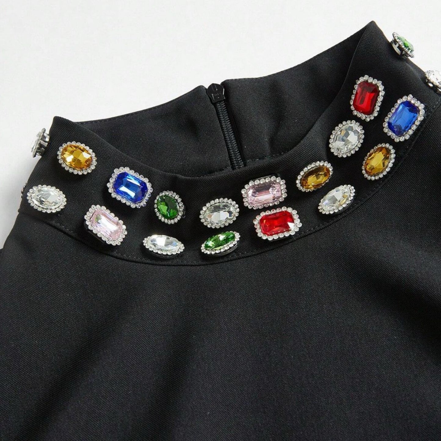 Vestido Corto con Apliques en Rhinestones