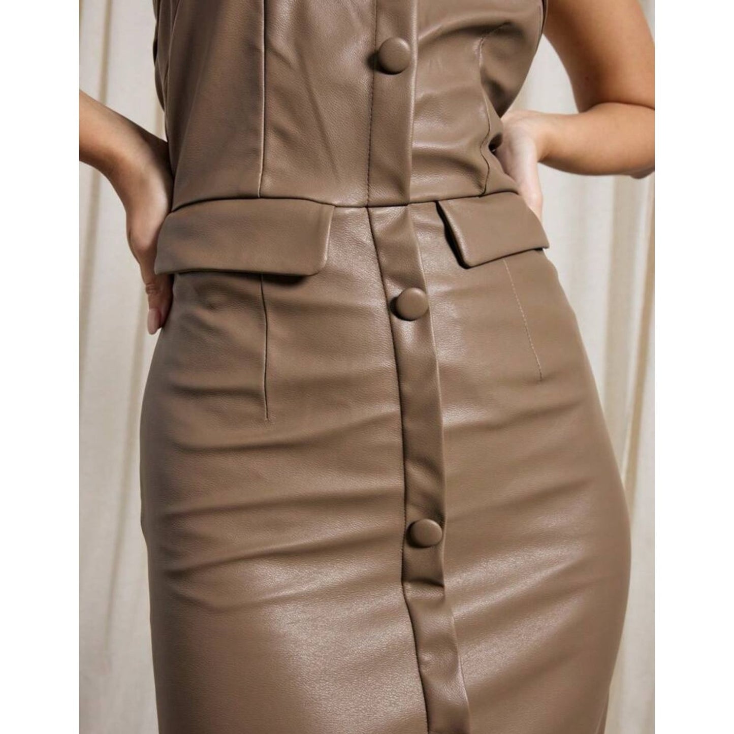 Vestido de Tiras con Botones Largo en Cuero