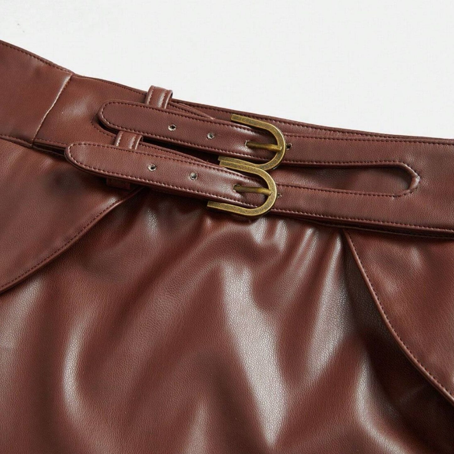 Falda Midi en Cuero con Hebillas
