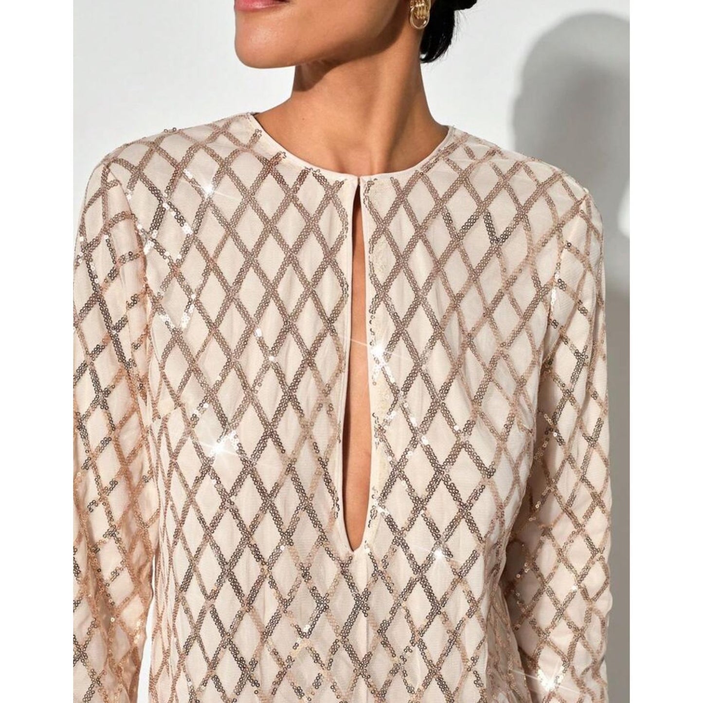 Vestido Corto de Lentejuelas con Manga Larga.