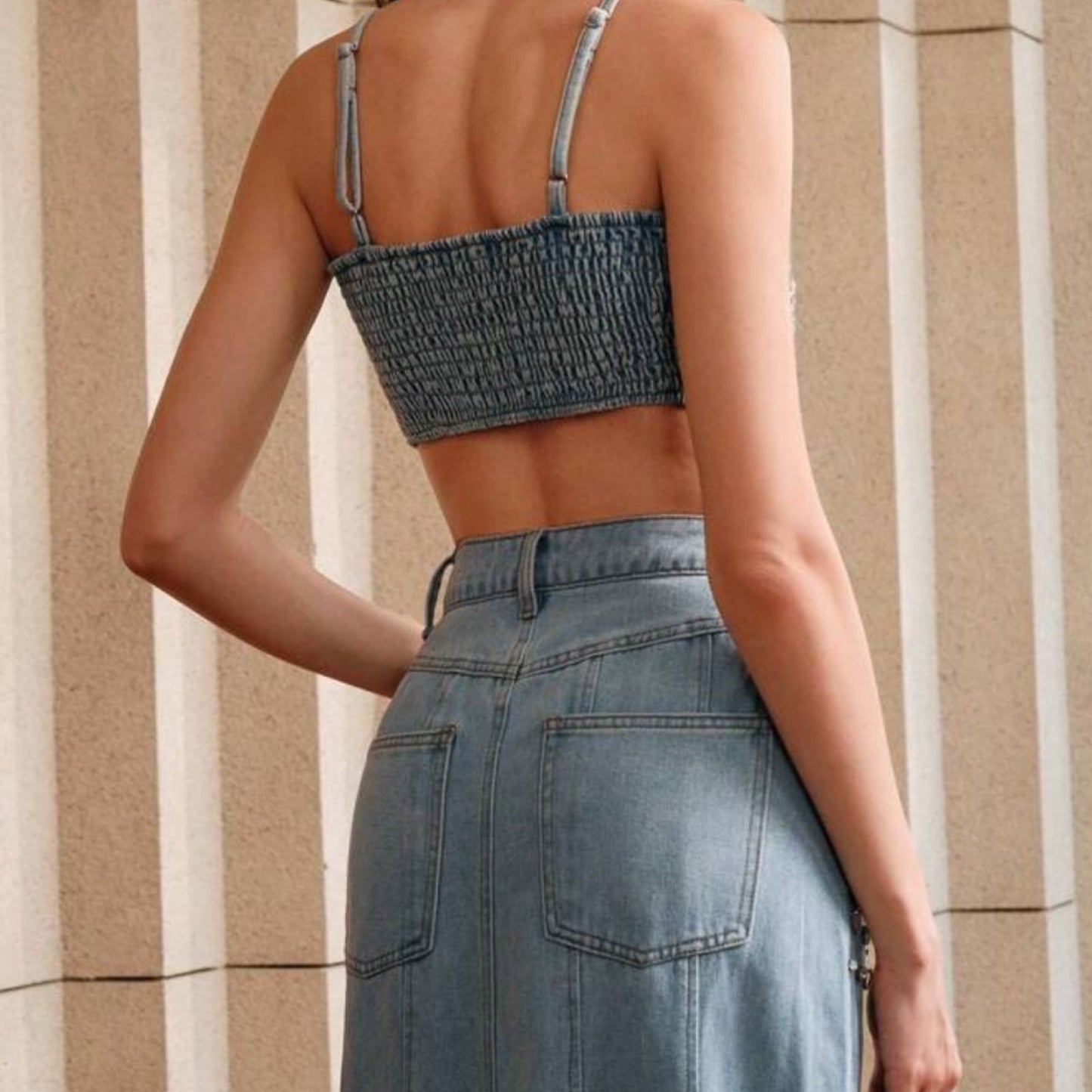 Set Crop Top y Falda en Denim con Apliques en Rhinestones