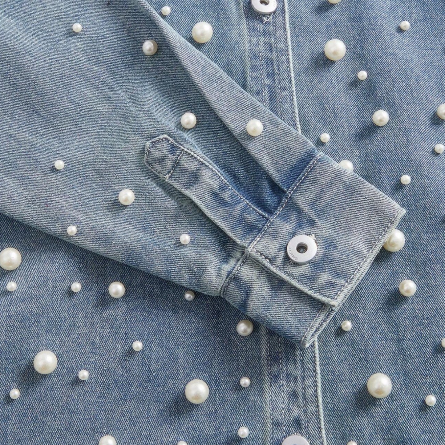 Camisa En Denim con Apliques de Perlas