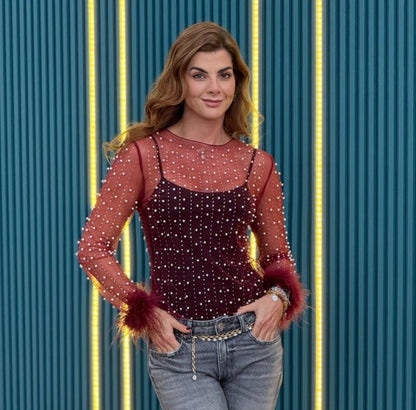 Top Malla con Apliques de Perlas y Plumas en las Mangas