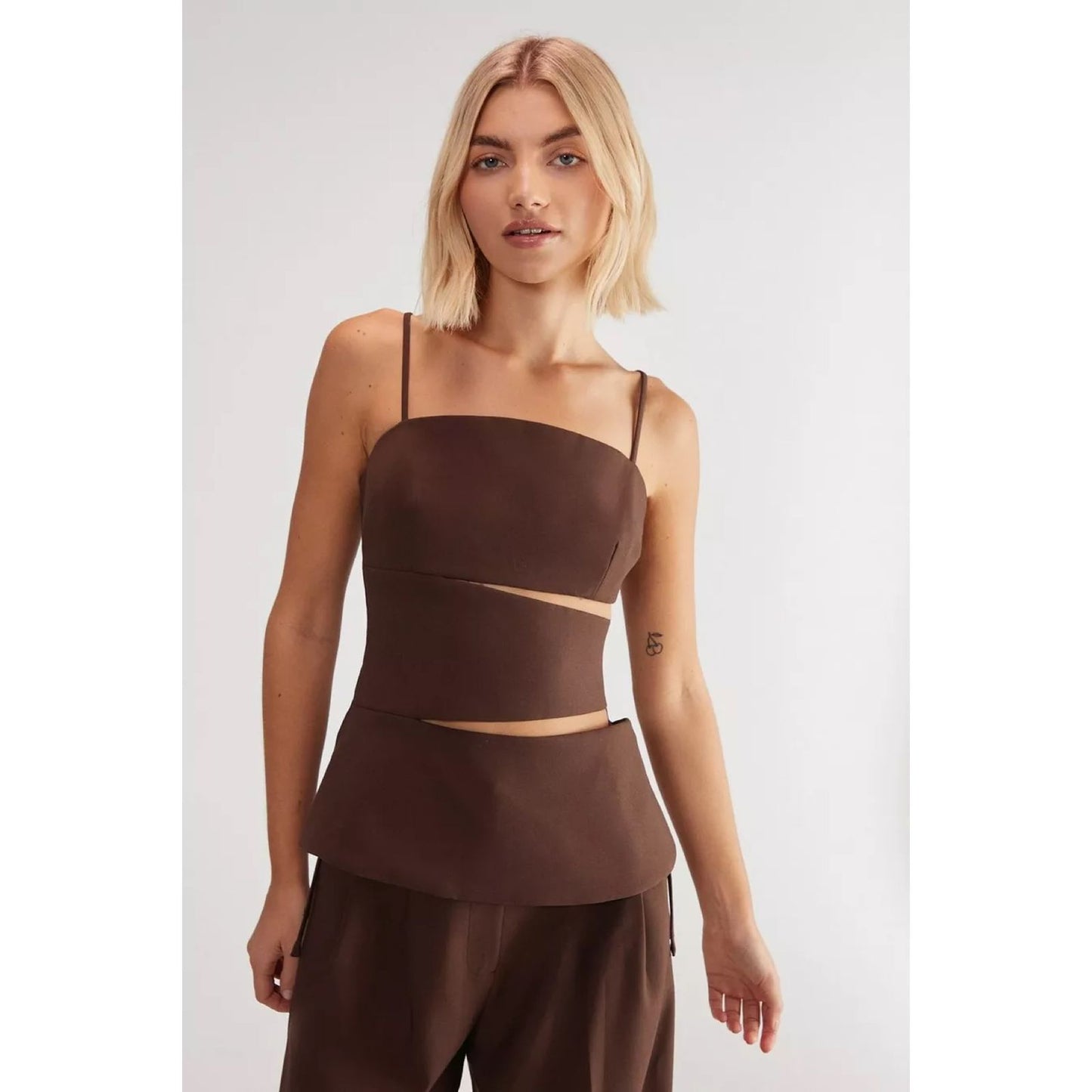 Set Top Strapless Cut Out y Pantalón