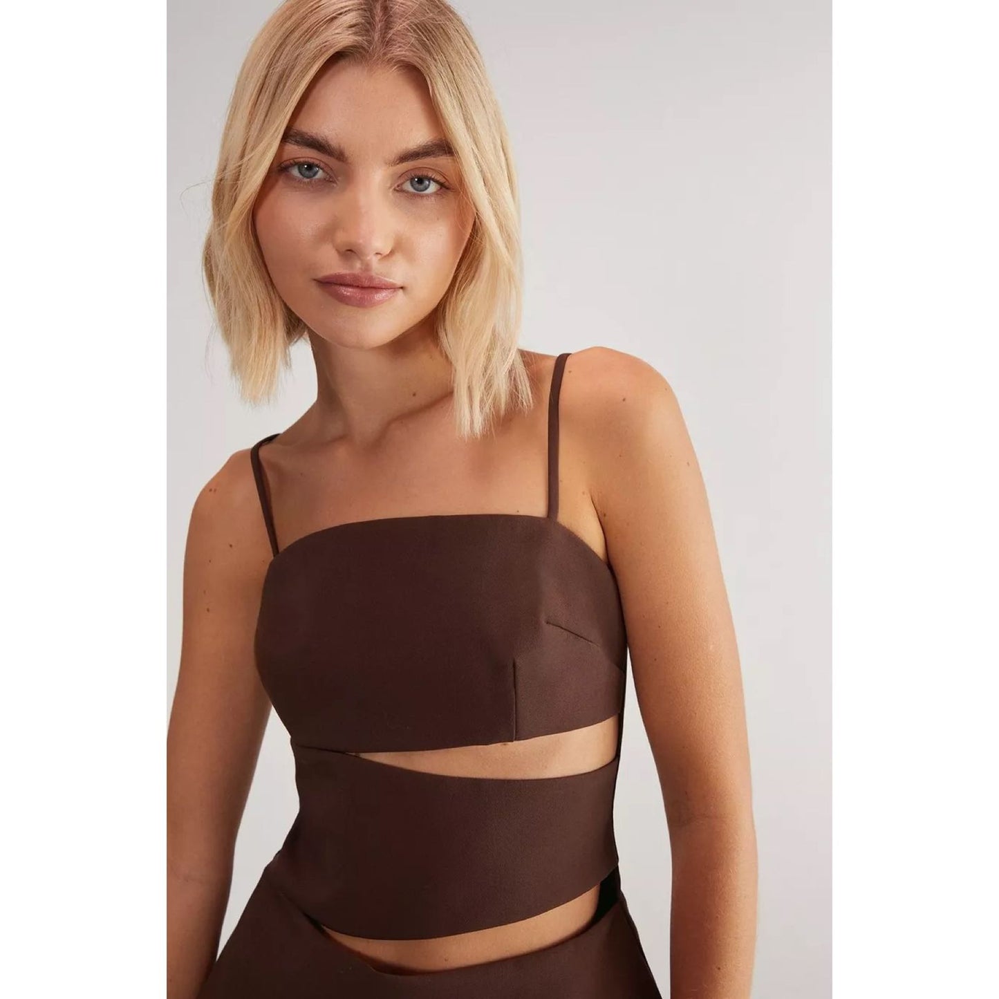 Set Top Strapless Cut Out y Pantalón