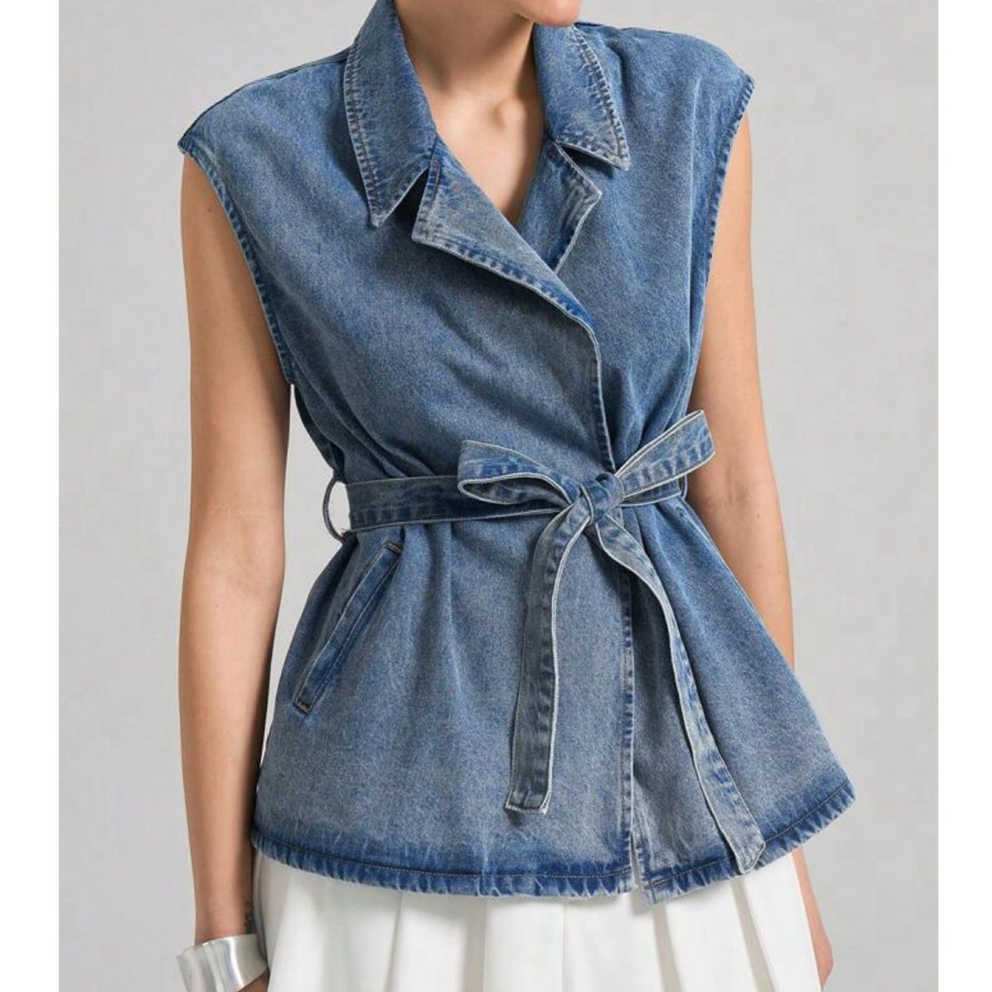 Top Tipo Chaleco en Denim con cinturón