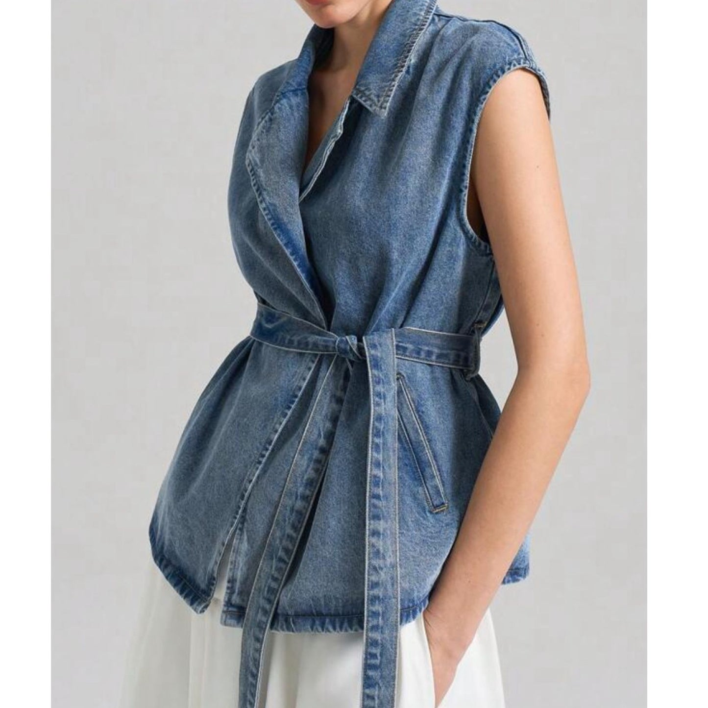 Top Tipo Chaleco en Denim con cinturón