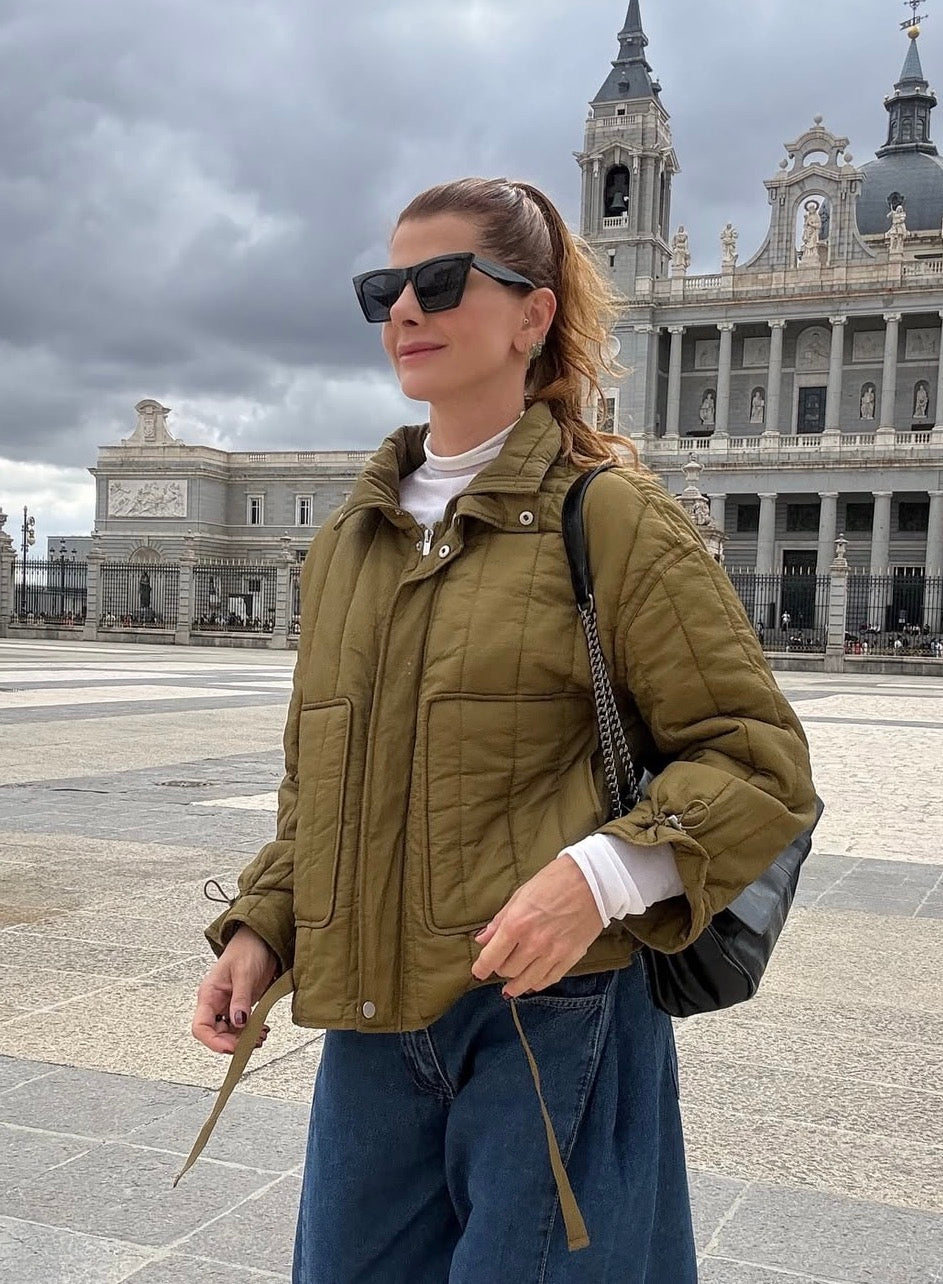 Chaqueta de Cuello Alto con Detalles Cc