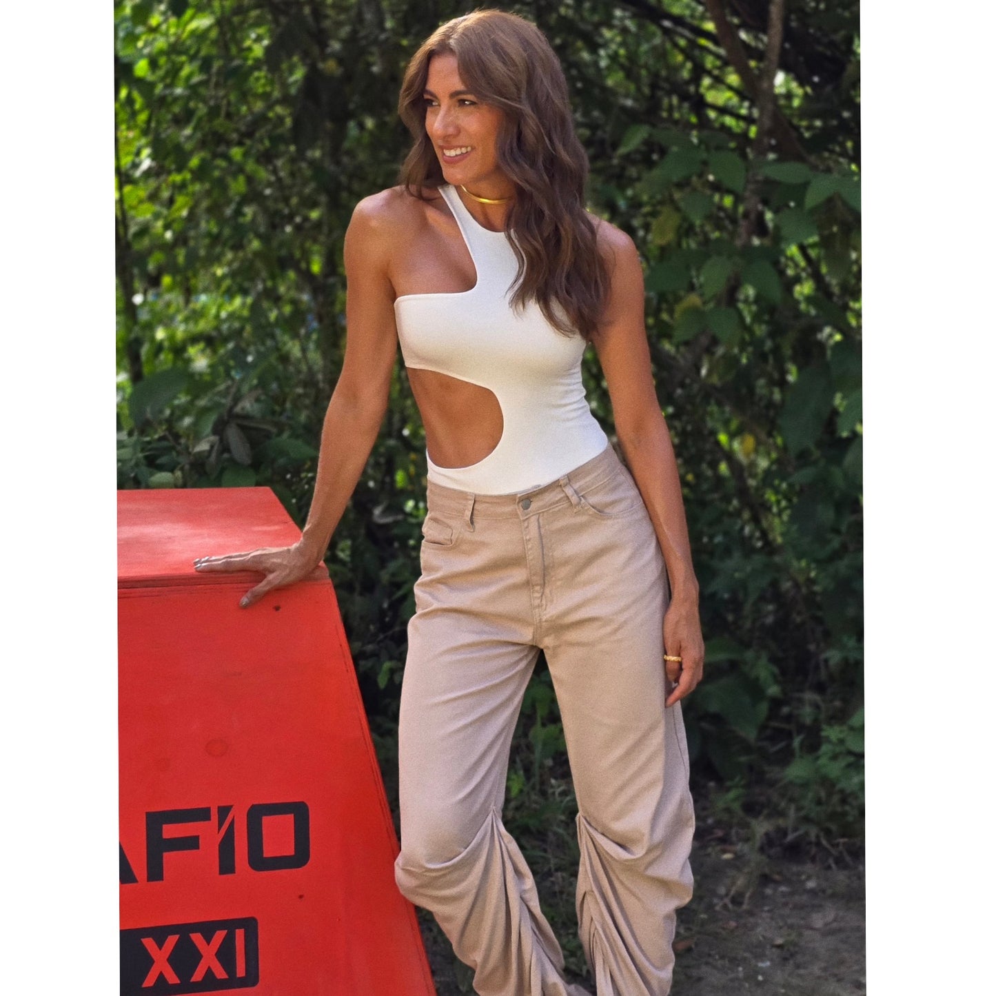 Pantalón tipo cargo contemporáneo