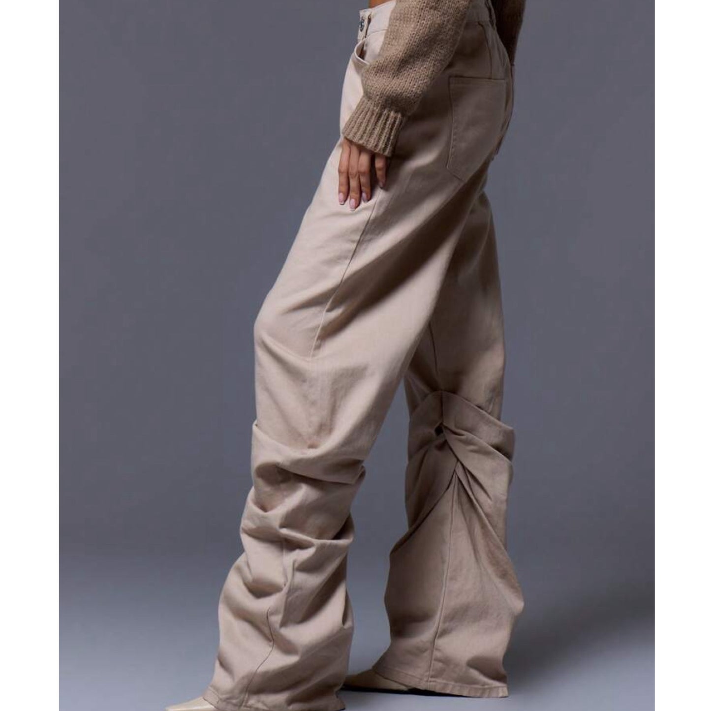 Pantalón tipo cargo contemporáneo