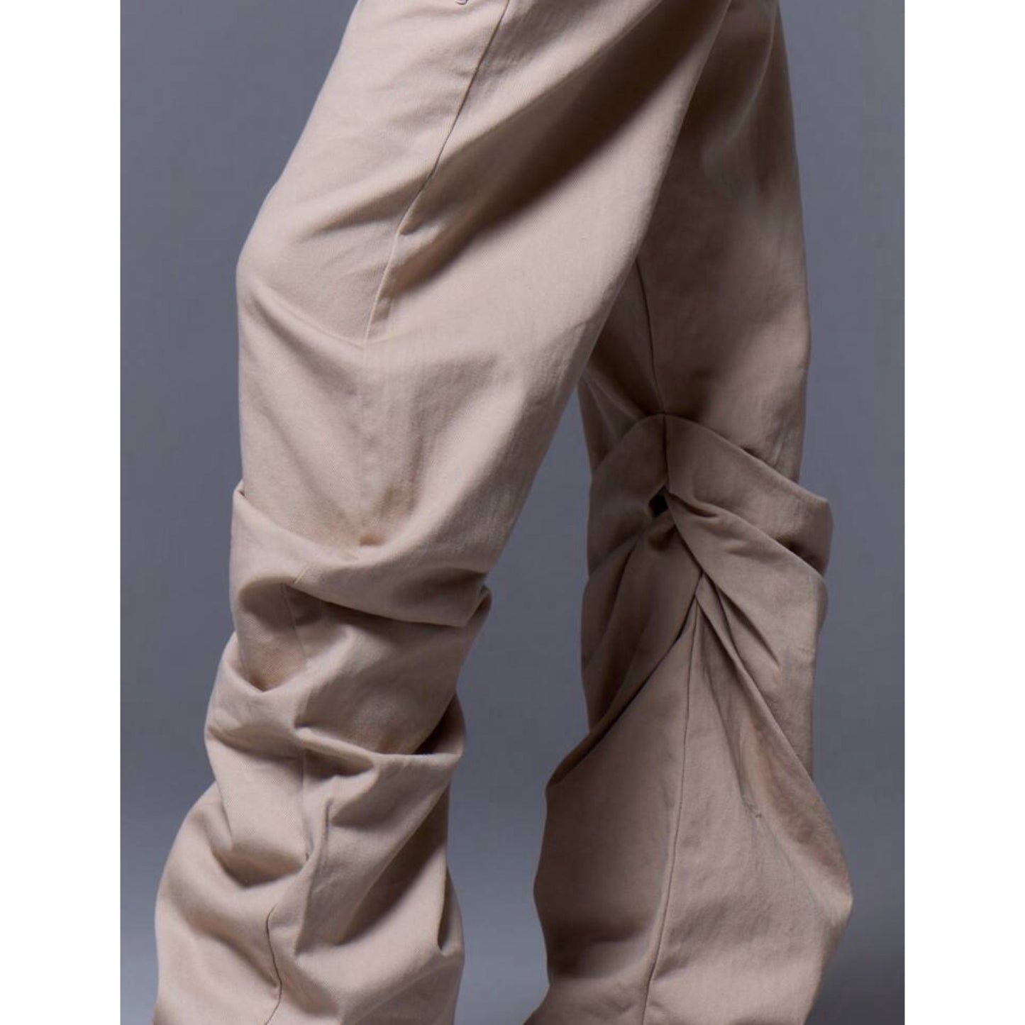 Pantalón tipo cargo contemporáneo