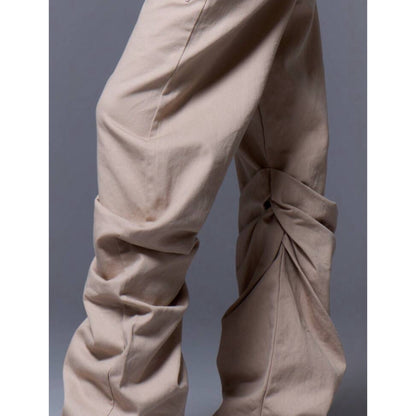 Pantalón tipo cargo contemporáneo