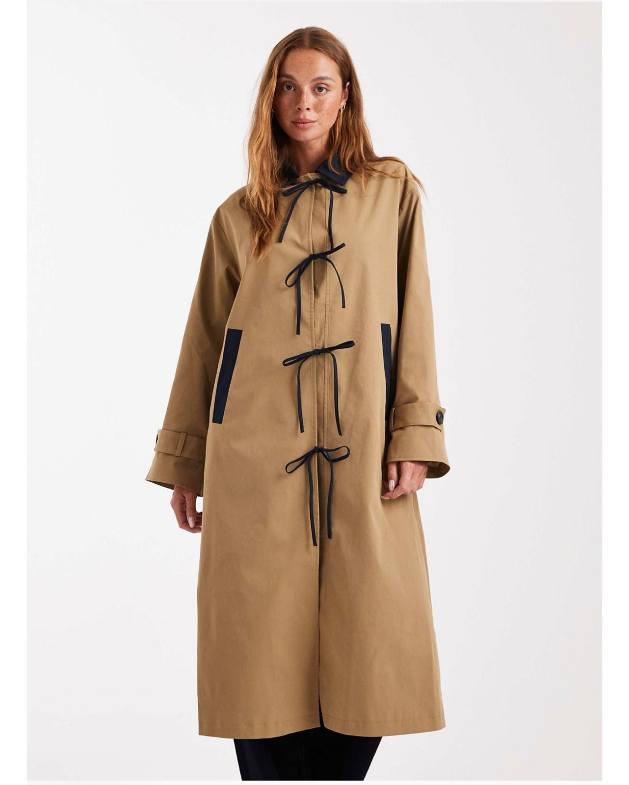 Abrigo Trench con Lazos