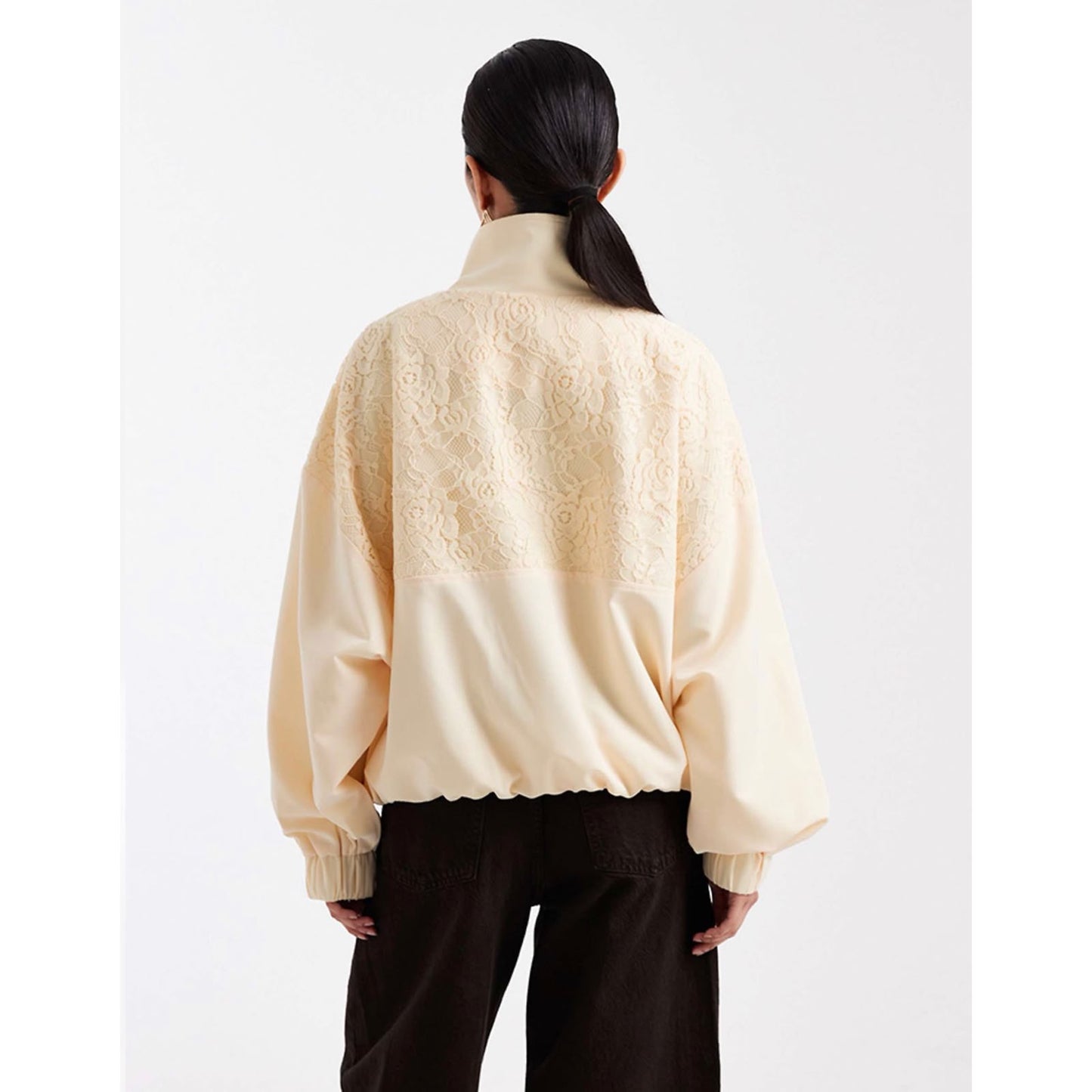 Chaqueta con Apliques en Encaje